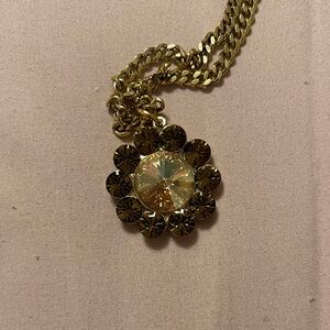 Tova Elegant Gold Flower Pendant Necklace